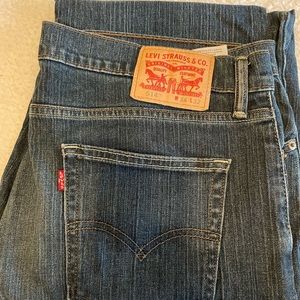 Men’s Levi’s 514 Straight-fit denim jeans. Size 34x32